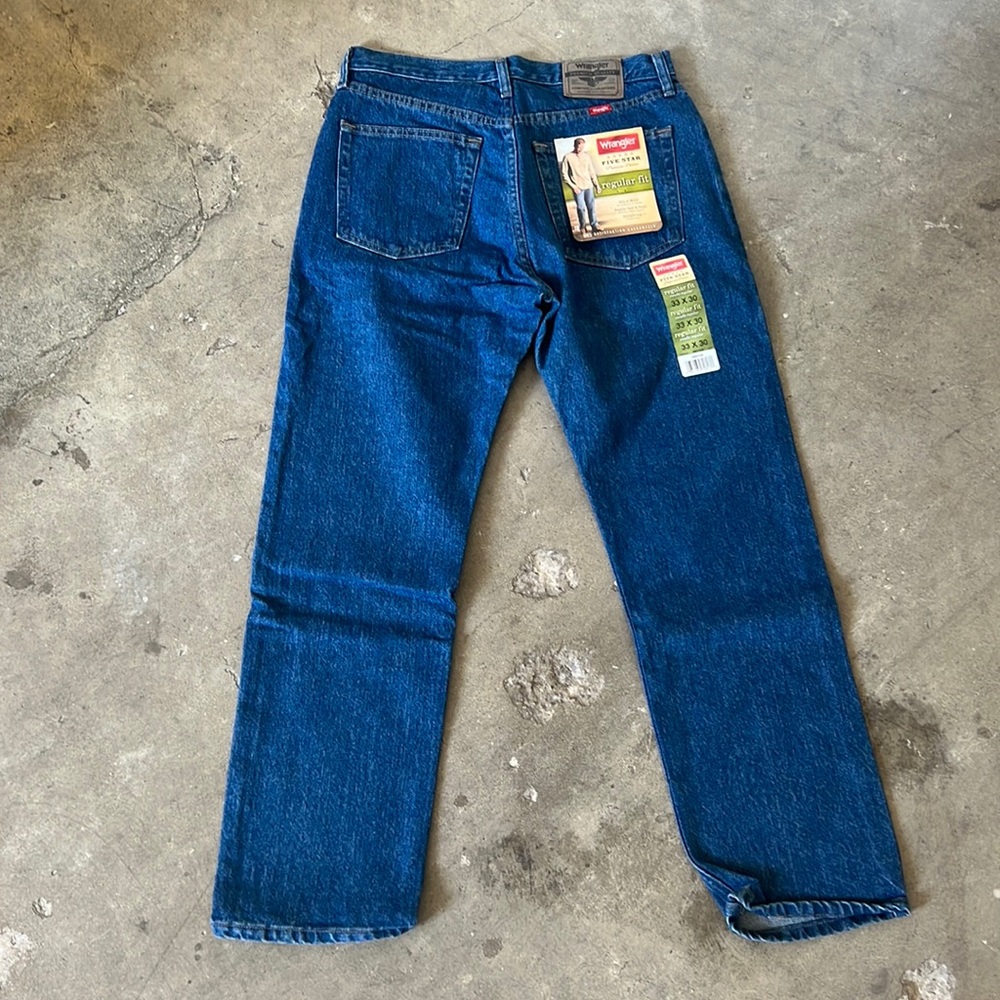 Brand New Wrangler Medium Wash Regular Fit Straight Leg Jeans size 33x30